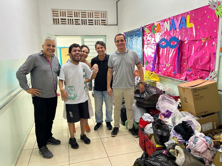 Câmara de Votorantim entrega donativos à Apae Câmara Municipal de