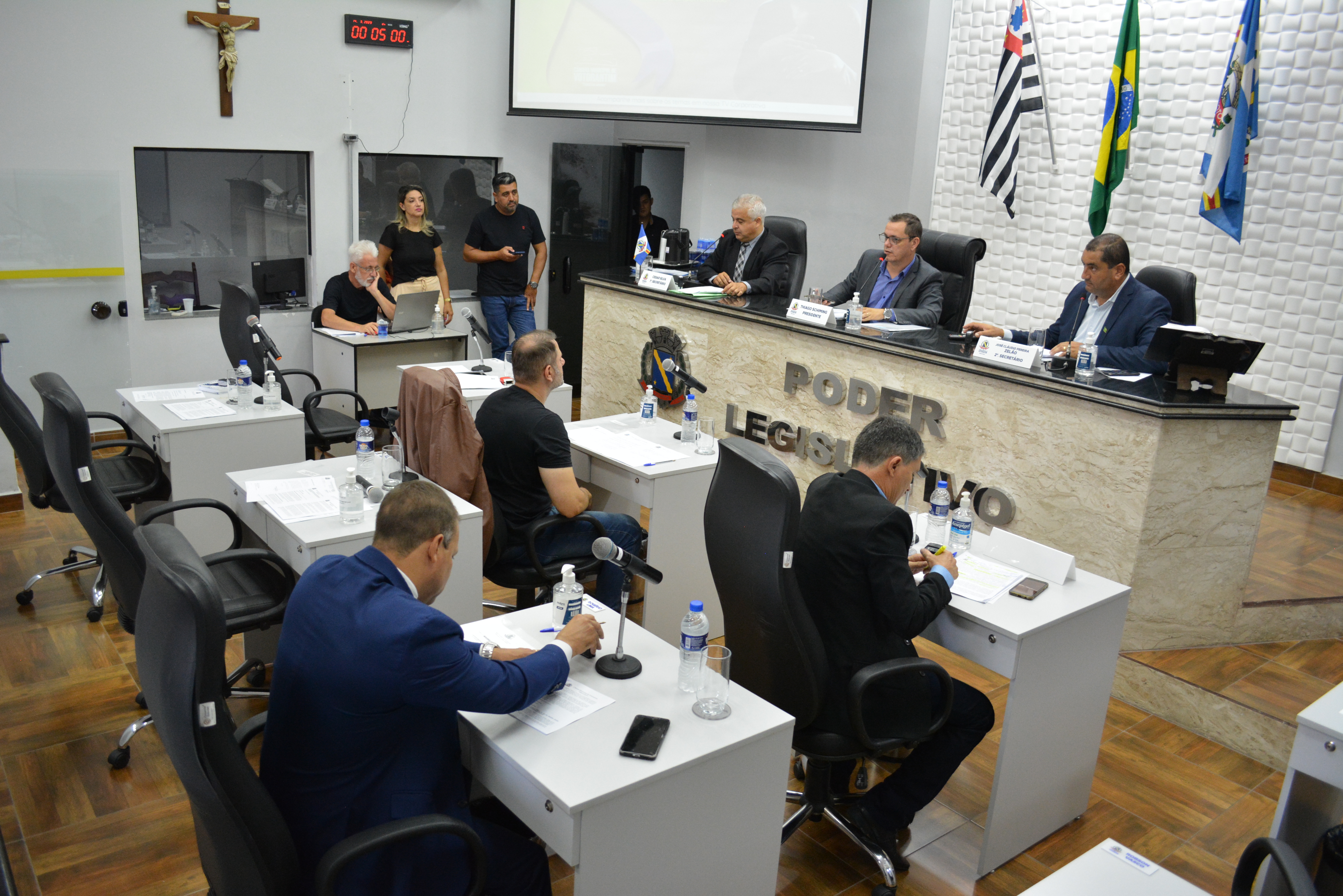 6ª sessão ordinária teve homenagens e protesto silencioso 