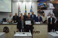 Thiago Schiming concede votos de congratulações ao deputado Vitão do Cachorrão