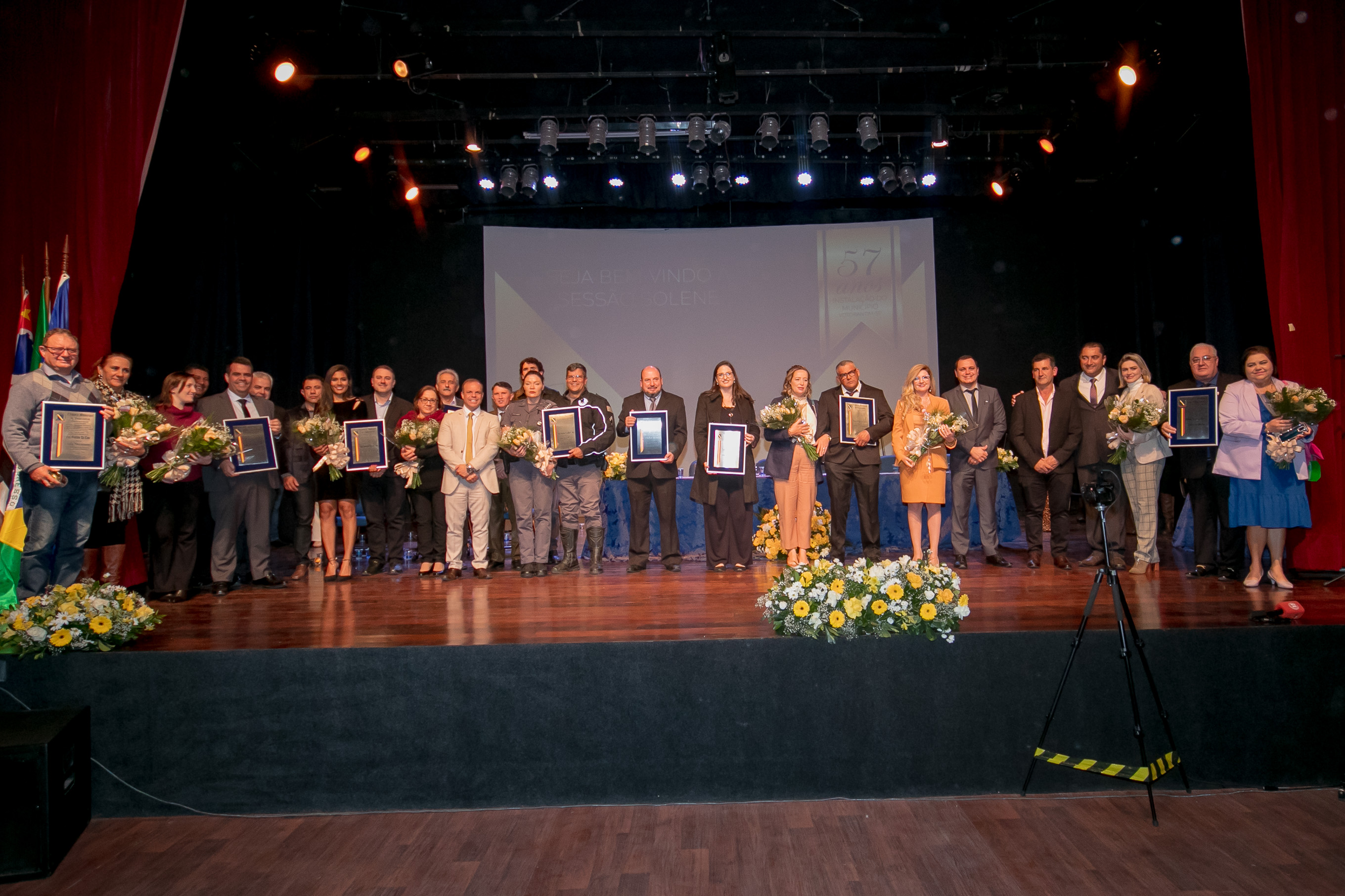 Câmara Municipal concede diversos títulos em Solenidade no Teatro Municipal