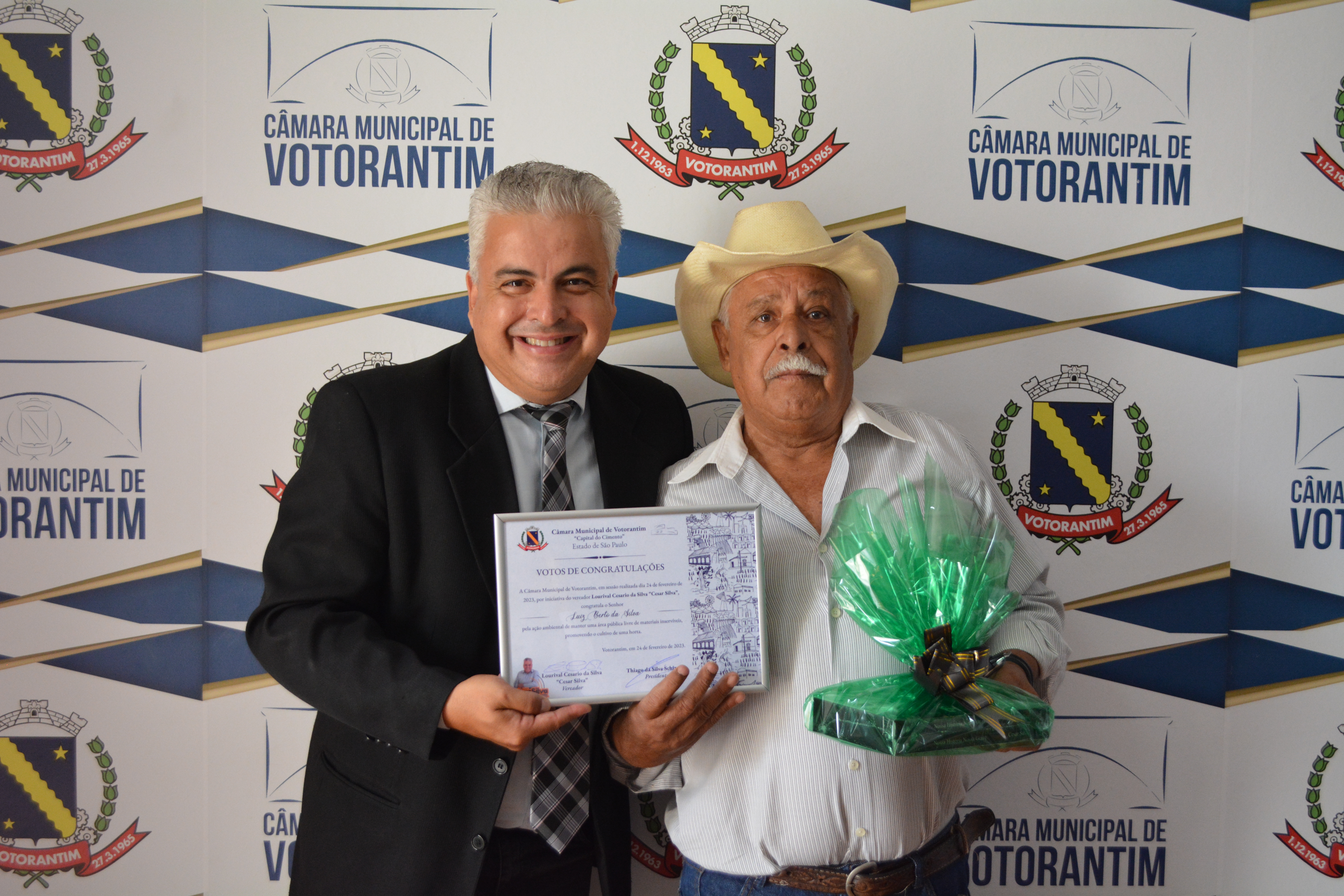 Cesar Silva homenageia morador por cultivo de horta