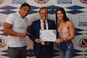 Rogério Lima concede homenagem a ganhadora do Campeonato de Fisiculturismo