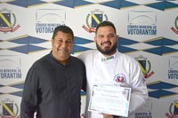 Vereador oferece votos de congratulações a Chef de Cozinha votorantinense