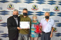 Vereador presta homenagem a técnico desportivo por motivar saúde física e mental